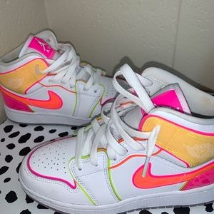 Jordan
Air Jordan 1 Mid GS 
“Edge Glow”